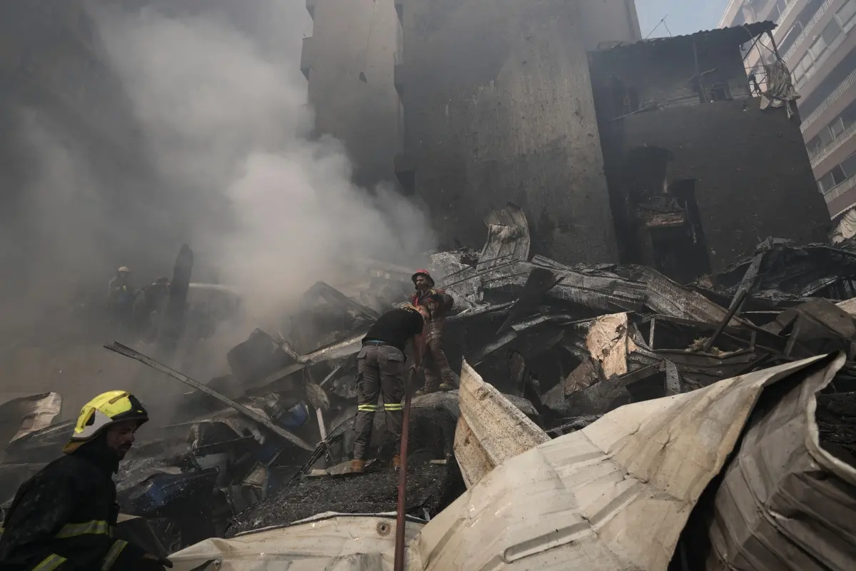 Firefighters work at the site of an Israeli airstrike in central Beirut, Lebanon, Wednesday | Photo: AP