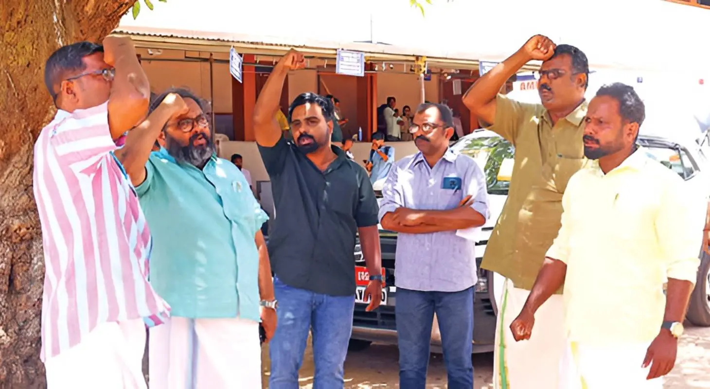 പ്രതിഷേധിക്കുന്ന ഫെസ്റ്റോ പ്രവർത്തകർ