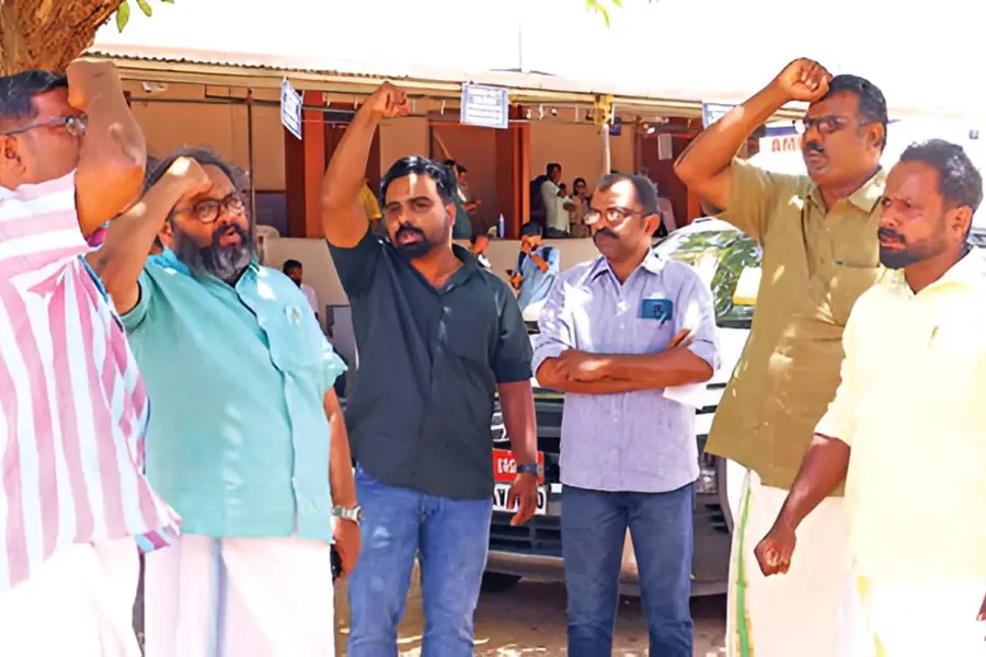 പോസ്റ്റൽ ബാലറ്റ് പ്രശ്നം; പോളിങ് ഉദ്യോഗസ്ഥർക്ക് വോട്ടുചെയ്യാനായില്ല, പ്രതിഷേധം; 4 പേർ അറസ്റ്റിൽ