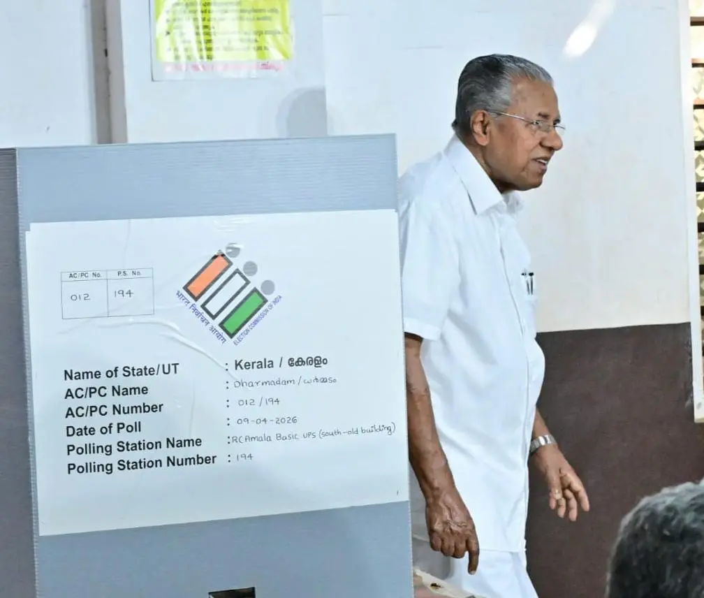 മുഖ്യമന്ത്രി പിണറായി വിജയൻ വോട്ട് രേഖപ്പെടുത്തിയ ശേഷം മടങ്ങുന്നു | Photo: സി. സുനിൽ കുമാർ