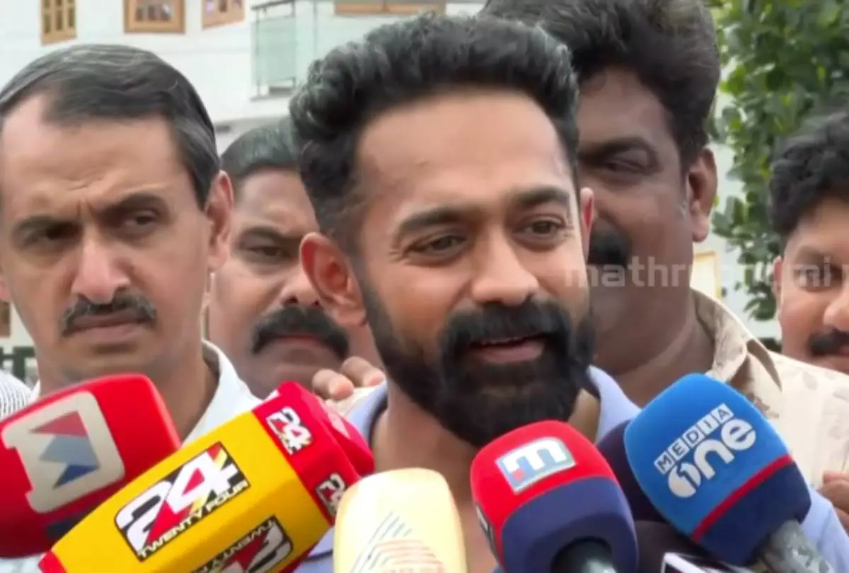 വോട്ട് രേഖപ്പെടുത്തിയ ശേഷം മാധ്യമങ്ങളോട് സംസാരിക്കുന്ന ആസിഫ് അലി | screengrab/mathrubhumi news