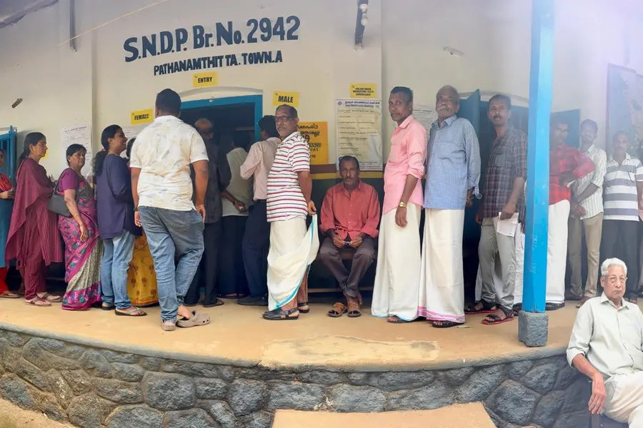 മുണ്ടുകോട്ടയ്ക്കൽ എസ്എൻവിഎസ്വിഎംയുപി സ്കൂളിൽ വോട്ട് ചെയ്യാനായി കാത്ത് നിൽക്കുന്നവർ