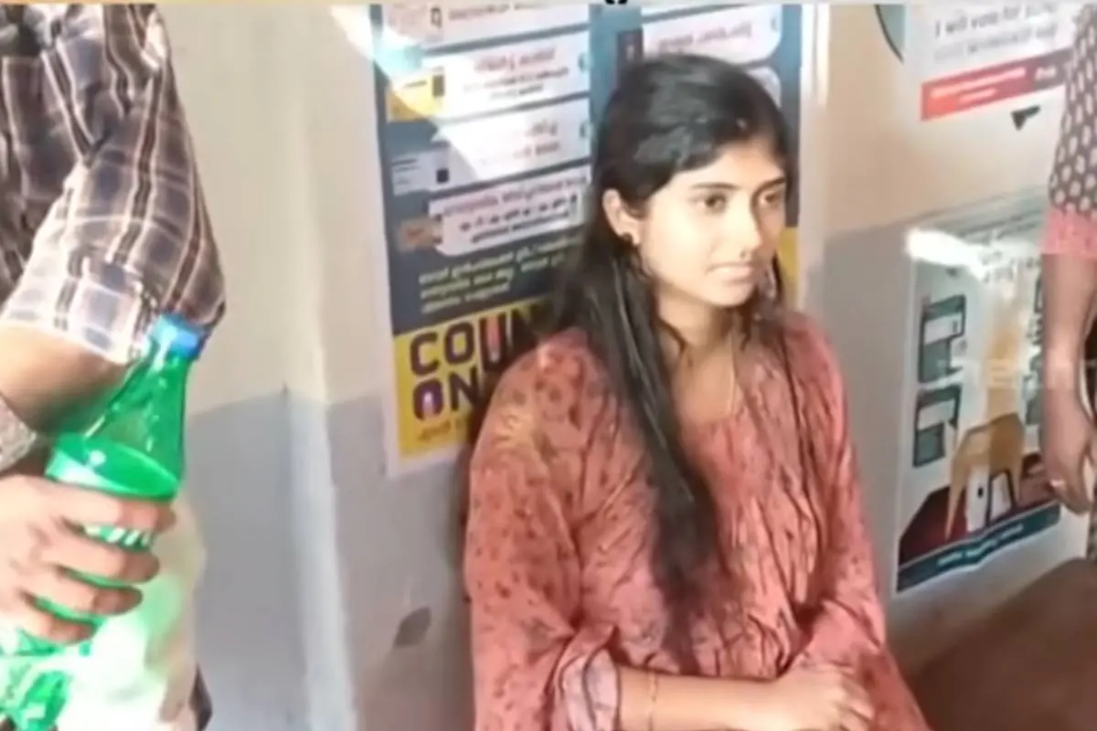 വോട്ട് നിഷേധിക്കപ്പെട്ടതിനെ തുടര്ന്ന് അക്ഷയ ബൂത്തിന് പുറത്തിരിക്കുന്നു