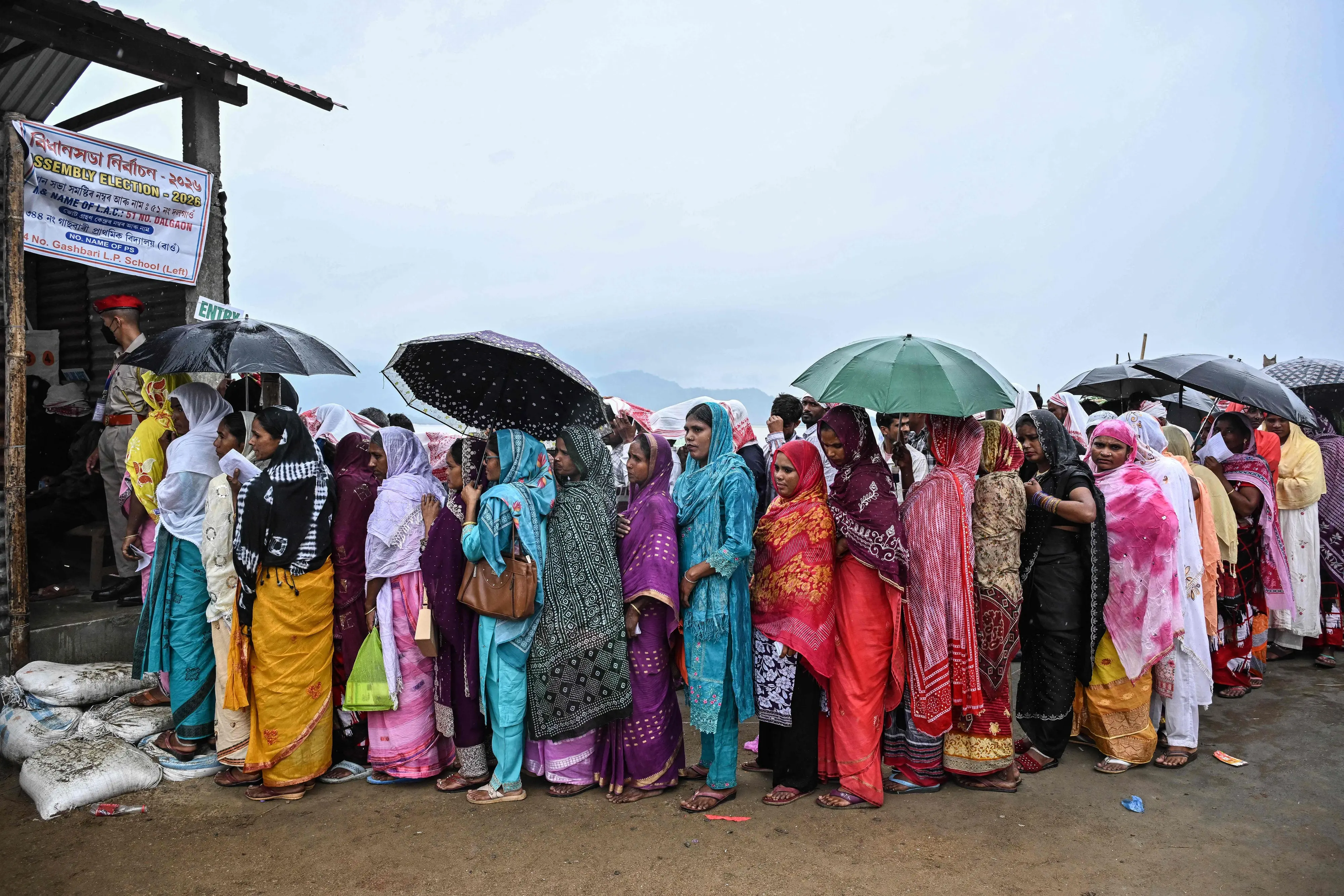 Voters stand in queues to cast their ballots | Photo: AFP