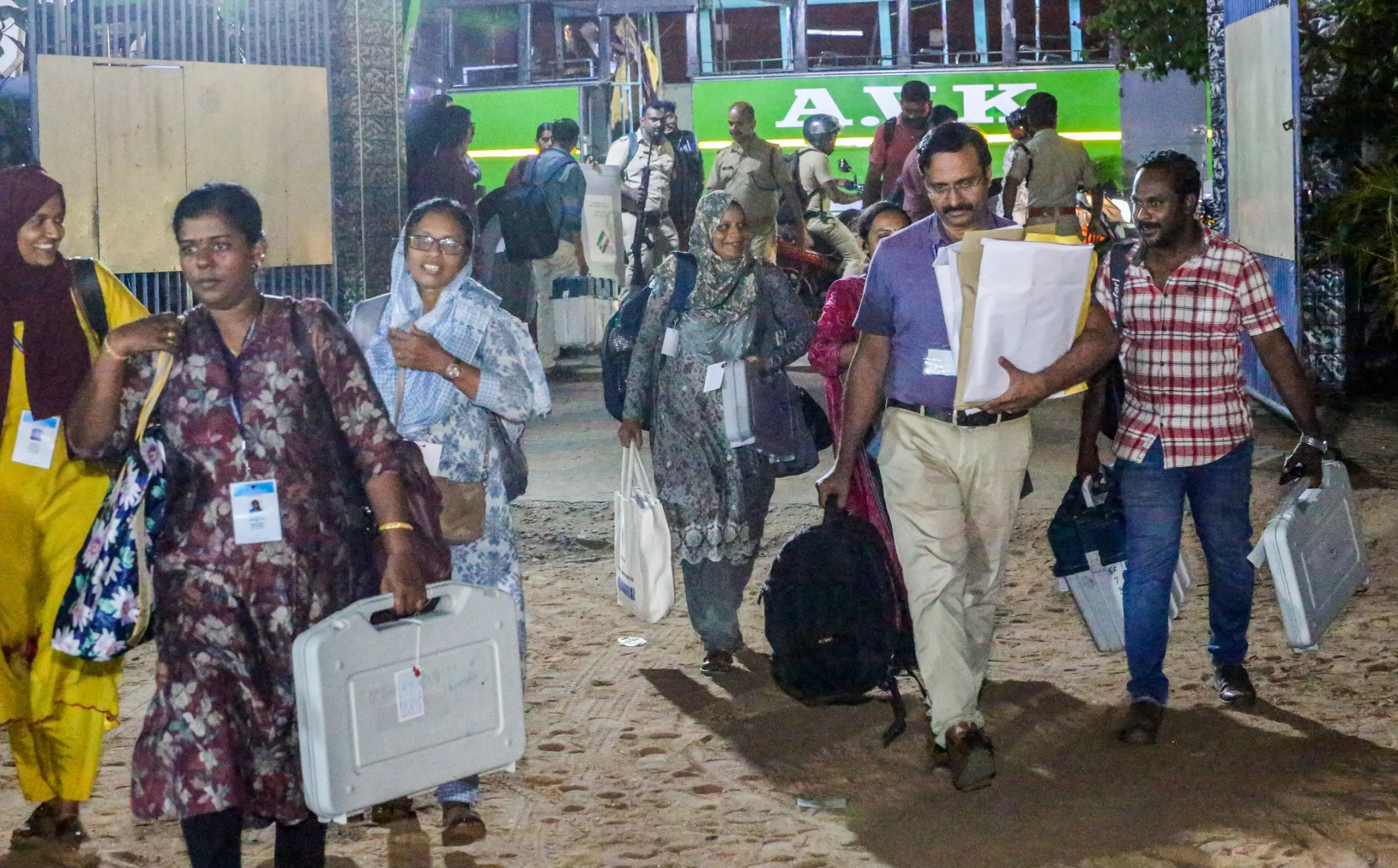 വോട്ടിങ് പൂർത്തിയായതിന് ശേഷം പോളിങ് മെഷീനുകൾസൂക്ഷിക്കുന്ന കൊല്ലം ക്രിസ്തുരാജ് ഹയർസെക്കൻഡറി സ്കൂളിൽ പോളിങ് സമാഗ്രികൾ തിരികെ ഏൽപ്പിക്കാനെത്തിയ ഉദ്യോഗസ്ഥർ |ഫോട്ടോ;സുധീർ മോഹൻ