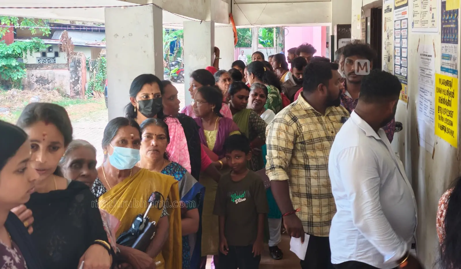 ചെങ്ങന്നൂർ വി.എച്ച് എസ്. എസ് ഫോർ ഗേൾസിൽ വോട്ടു ചെയ്യാൻ കാത്തിരിക്കുന്നവർ | Photo: Mathrubhumi