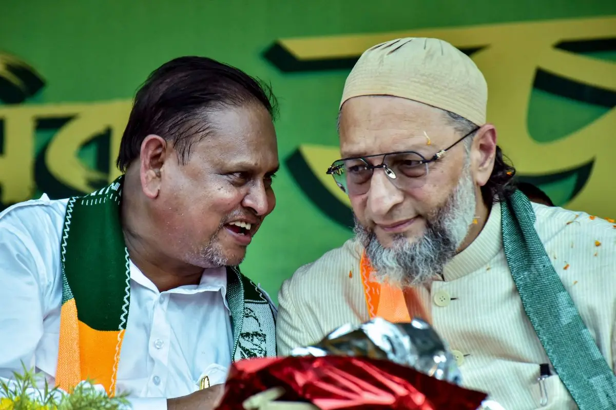 AIMIM President and MP Asaduddin Owaisi (Right) and Aam Janata Unnayan Party (JUP) chief and candidate for Nowda constituency, Humayun Kabir. (PTI Photo)