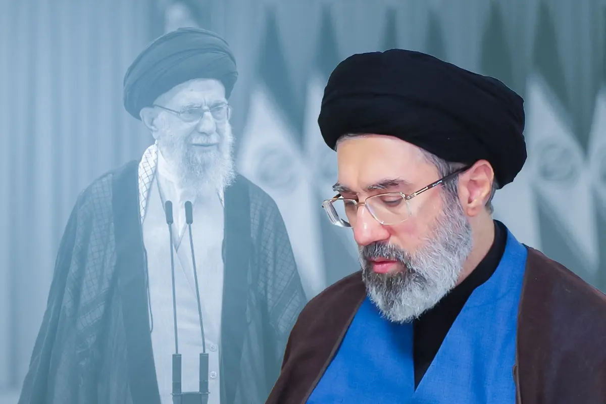 മൊജ്താബ ഖമീനി പശ്ചാത്തലത്തിൽ അലി ഖമീനി | Photo by KHAMENEI.IR / AFP