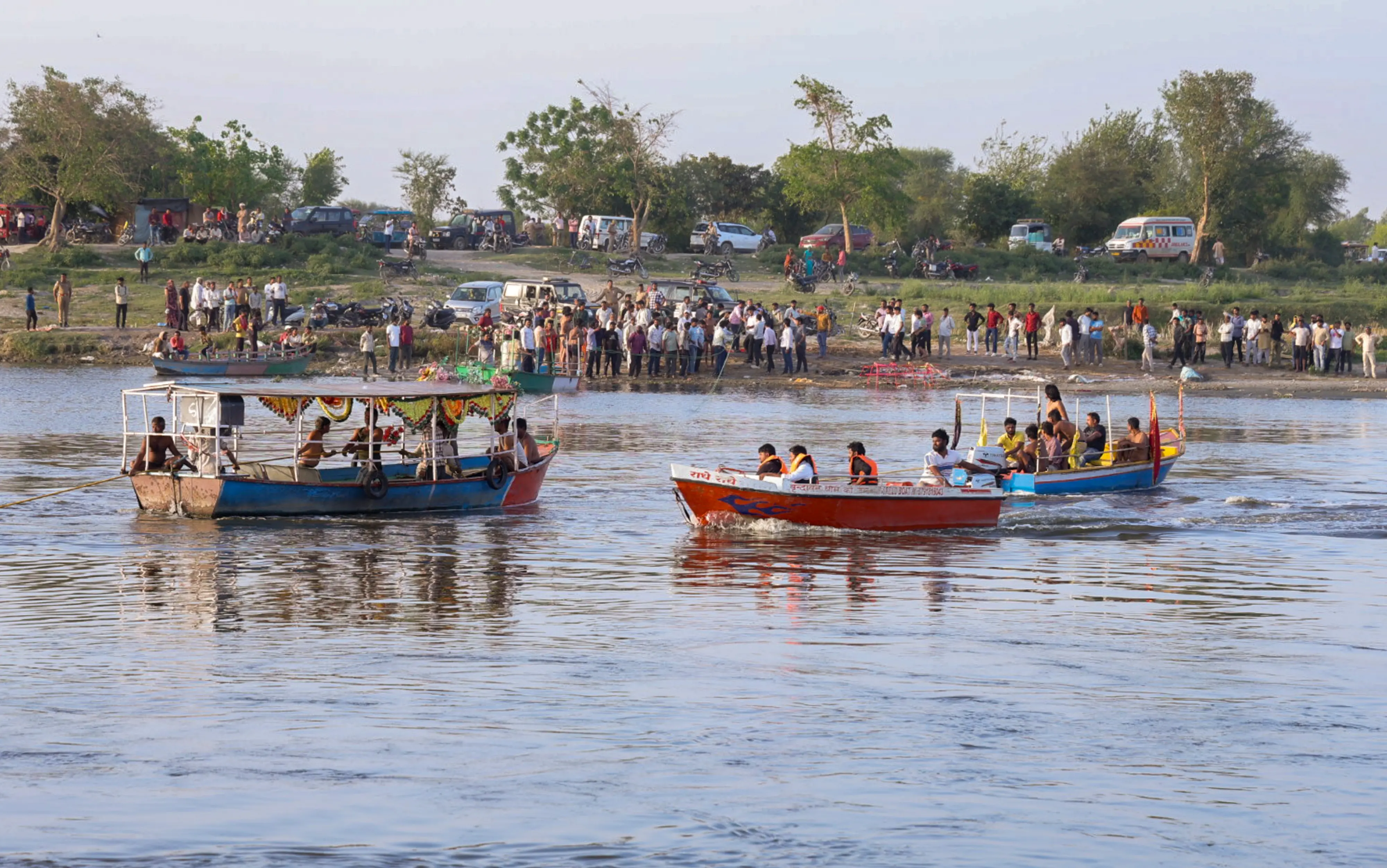 രക്ഷാപ്രവർത്തനം പുരോ​ഗമിക്കുന്നു | Photo: PTI