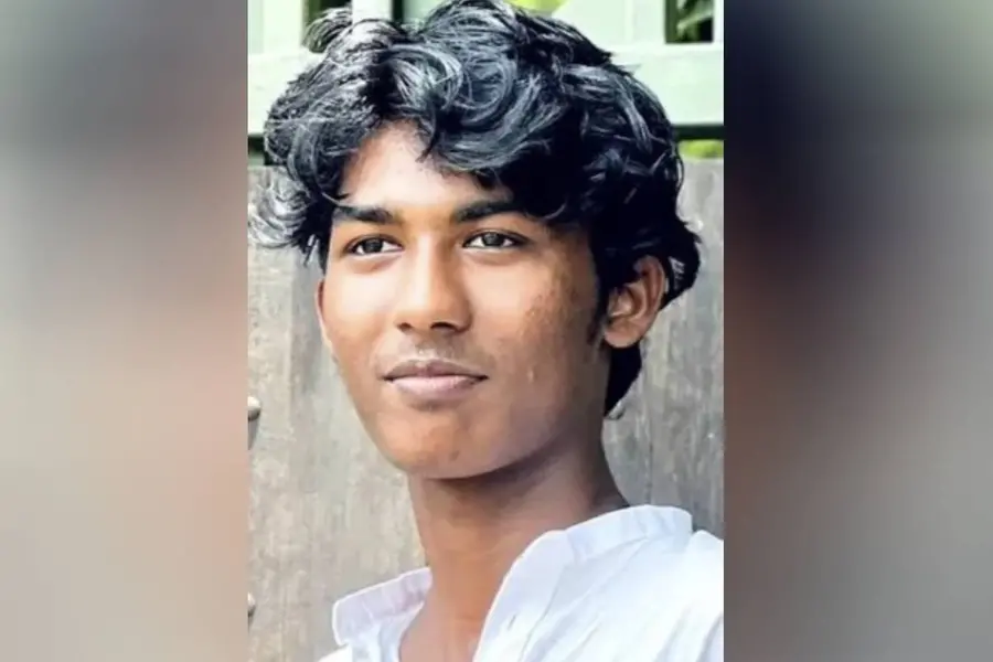 വീടിന് വെളിയിൽ കുളിച്ച് കൊണ്ടിരുന്ന വിദ്യാർഥി ഇടിമിന്നലേറ്റ് മരിച്ചു