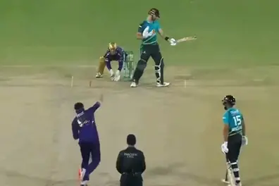 Daryl Mitchell steps away from stumps twice while facing Usman Tariq in PSL | WATCH