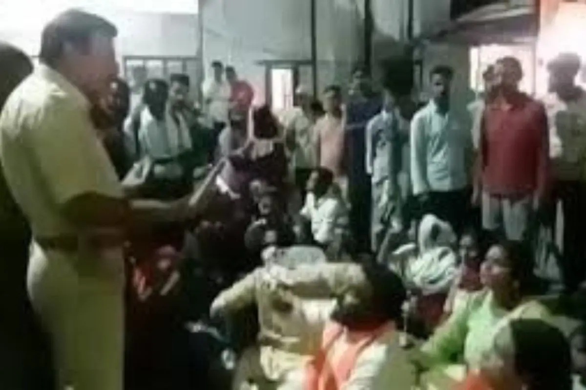 Angry BJP workers gather inside Hirapur police station, protesting after hundreds of phones were allegedly stolen at Modi's Asansol rally. (Screengrab: X video)