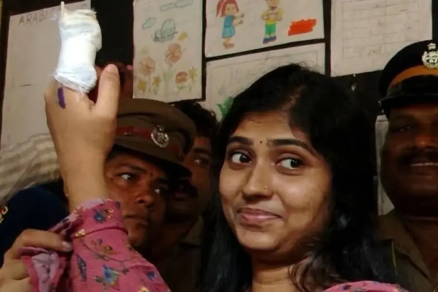 പൊരുതിനേടി ജനാധിപത്യാവകാശം; അക്ഷയയുടെ ഫോട്ടോ ഔദ്യോഗിക പേജിൽ പങ്കുവെച്ച് മുഖ്യ തിരഞ്ഞെടുപ്പ് ഓഫീസർ