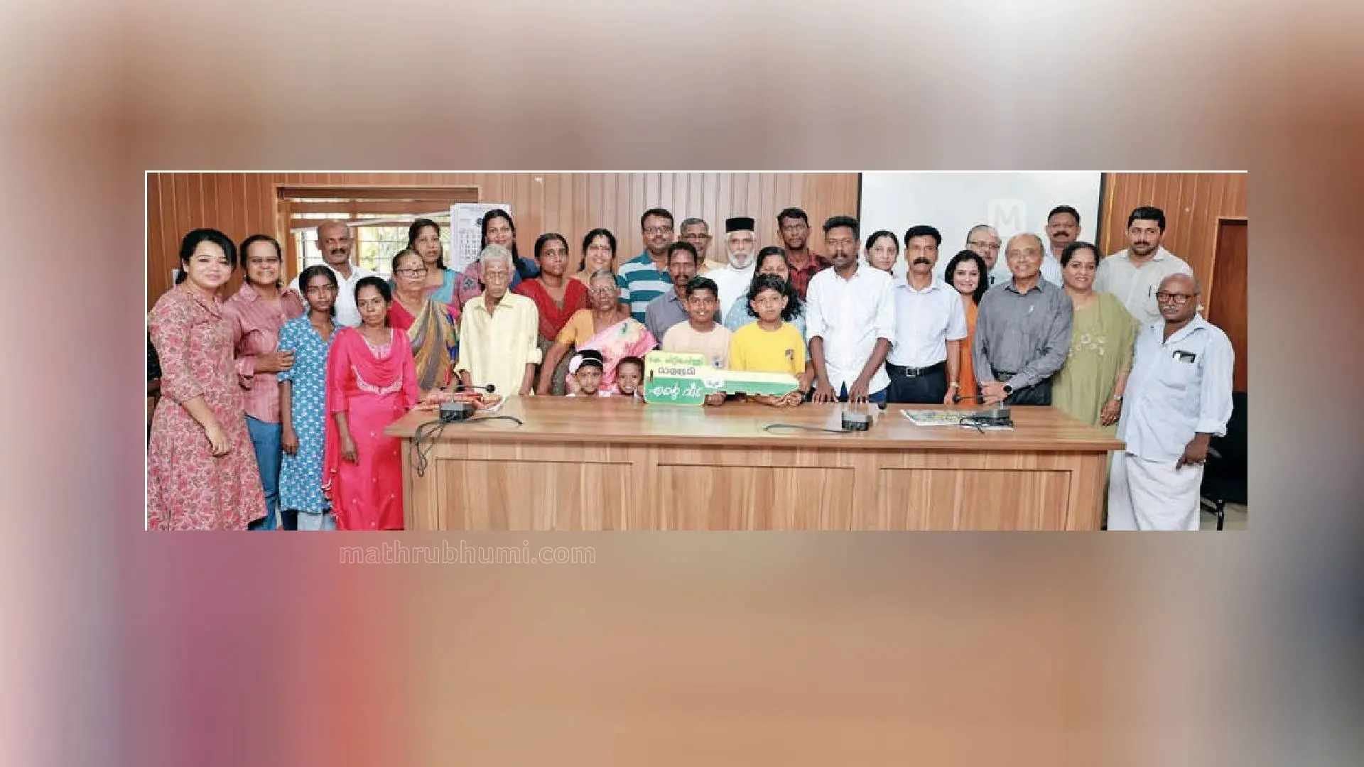 മാതൃഭൂമിയും-കൊച്ചൗസേപ്പ് ചിറ്റിലപ്പിള്ളി ഫൗണ്ടേഷനും ചേർന്ന് നടപ്പിലാക്കുന്ന എന്റെ വീട് പദ്ധതിയിൽ അഞ്ച് വീടുകളുടെ താക്കോൽ സ്വീകരിച്ച കുടുംബാംഗങ്ങൾക്കൊപ്പം മാതൃഭൂമി വൈസ് പ്രസിഡന്റ് പബ്ലിക് റിലേഷൻസ് പി.വി. മിനി, മാതൃഭൂമി കൊച്ചി യൂണിറ്റ് മാനേജർ ഐശ്വര്യാ ദാസ്, മാതൃഭൂമി സീനിയർ ന്യൂസ് എഡിറ്റർ എസ്. പ്രകാശ്, കെ. ചിറ്റിലപ്പിള്ളി ഫൗണ്ടേഷൻ എക്സിക്യുട്ടീവ് ഡയറക്ടർ ഡോ. ജോർജ് സ്ലീബ, കെ. ചിറ്റിലപ്പിള്ളി ഫൗണ്ടേഷൻ മാനേജർ ടാനിയ ചെറിയാൻ, മാതൃഭൂമി സീനിയർ സർക്കുലേഷൻ മാനേജർ എസ്. മനോജ് കുമാർ, കെ. ചിറ്റിലപ്പിള്ളി ഫൗണ്ടേഷൻ ഫിനാൻസ് മാനേജർ സാറാ ജോർജ്, സാജു ഉലഹന്നാൻ, ഭാര്യ സിസി സാജു, ഫാ. പൗലോസ് ഞാറ്റുംകാല തുടങ്ങിയവർ