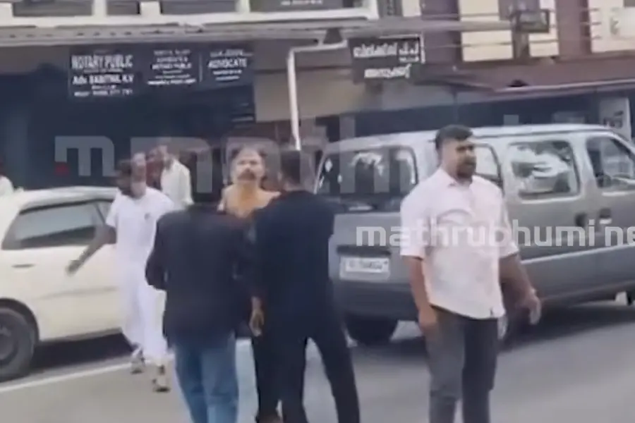 പെൺകുട്ടിയെ കാമുകനൊപ്പം വിട്ട് കോടതി; നടുറോഡിൽ തമ്മിലടിച്ച് ബന്ധുക്കളും കാമുകന്റെ സുഹൃത്തുക്കളും