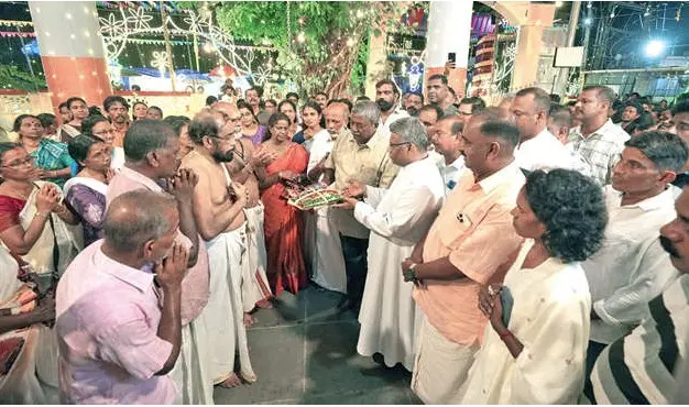 മാർട്ടിൻപുരം ദേവാലയ കമ്മിറ്റി രക്ഷാധികാരി റൈമന്റ് കുഴിവേലിൽ, ജനറൽ കൺവീനർ ജോസി ജോബ് എന്നിവർചേർന്ന് ക്ഷേത്രത്തിലേക്ക് നൽകിയ ഉടയാടകൾ ക്ഷേത്രം മേൽശാന്തി പ്രമോദ് ശാന്തി ഏറ്റുവാങ്ങുന്നു.