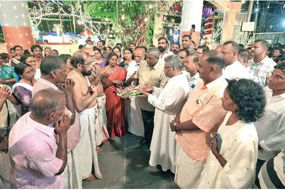 ക്ഷേത്രത്തിലേക്ക് ഉടയാടകൾ നൽകി മരട് മാർട്ടിൻപുരം ദേവാലയം; ക്ഷേത്രത്തിലെത്തി ഉത്സവാശംസകളും നേർന്നു