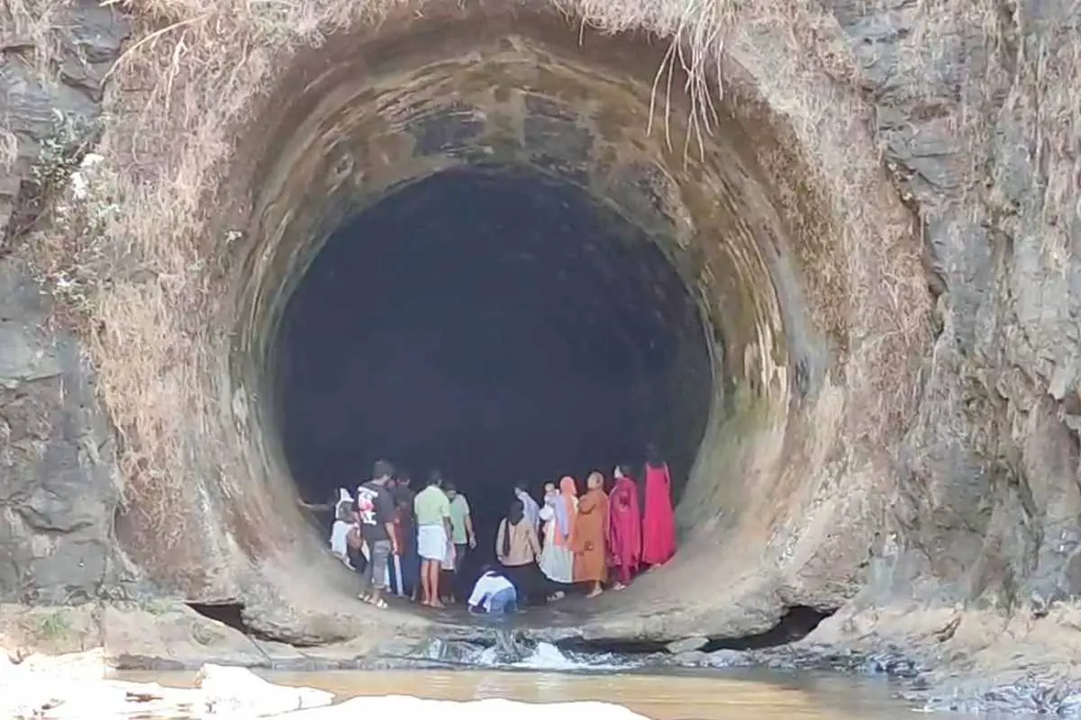 തുരങ്കമുഖത്ത് ചിത്രമെടുക്കുന്ന സഞ്ചാരികള്.