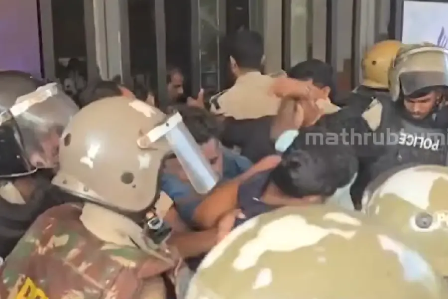 അഞ്ചരക്കണ്ടി ഡെന്റൽ കോളേജിൽ KSU-പോലീസ് ഏറ്റുമുട്ടൽ; വിദ്യാർഥിയുടെ മരണത്തിൽ പ്രതിഷേധം ഇരമ്പുന്നു