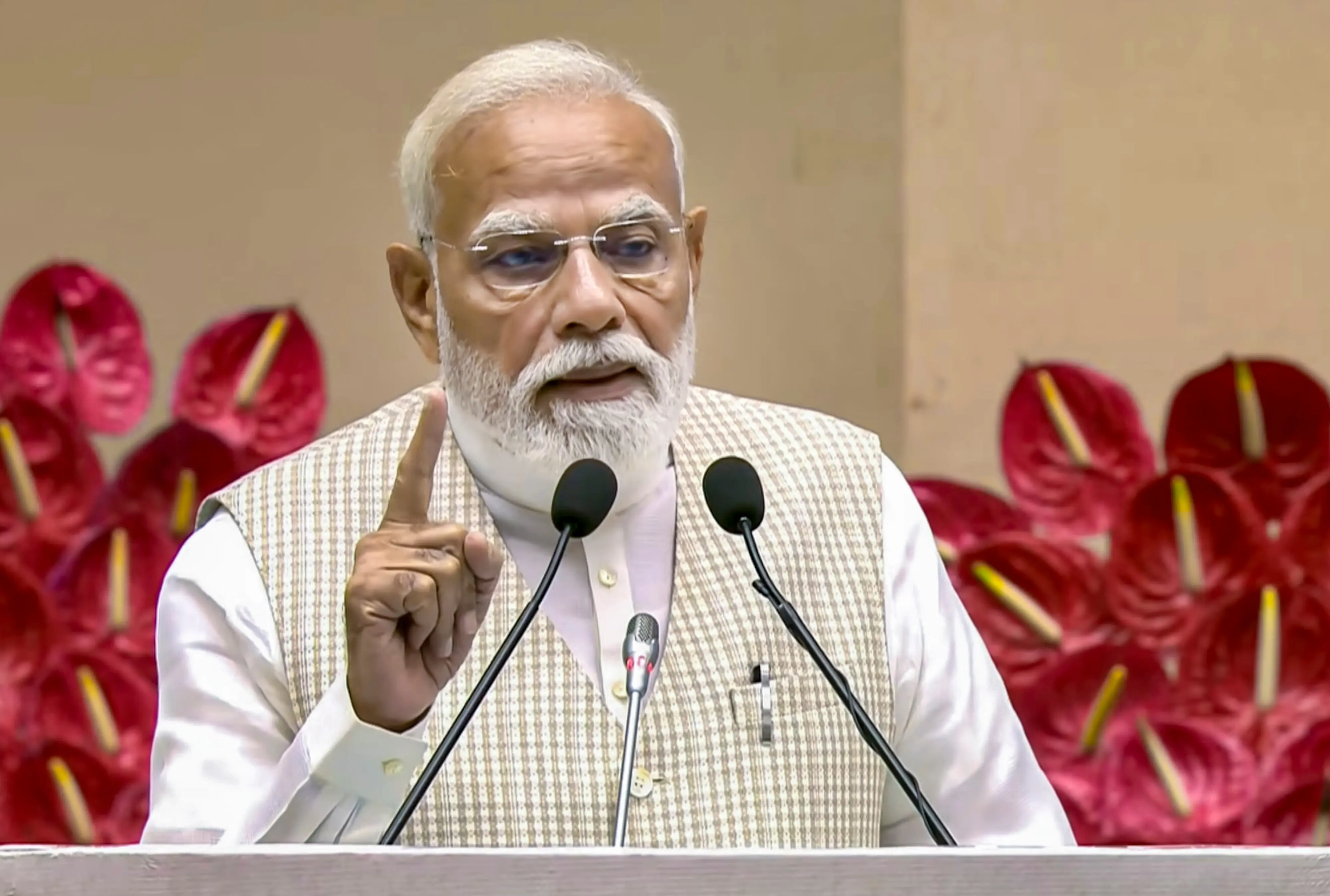 ഡൽഹിയിലെ വിജ്ഞാൻ ഭവനിൽ നടന്ന 'നാരി ശക്തി വന്ദൻ സമ്മേളന'ത്തിൽ പ്രധാനമന്ത്രി നരേന്ദ്ര മോദി സംസാരിക്കുന്നു | PTI