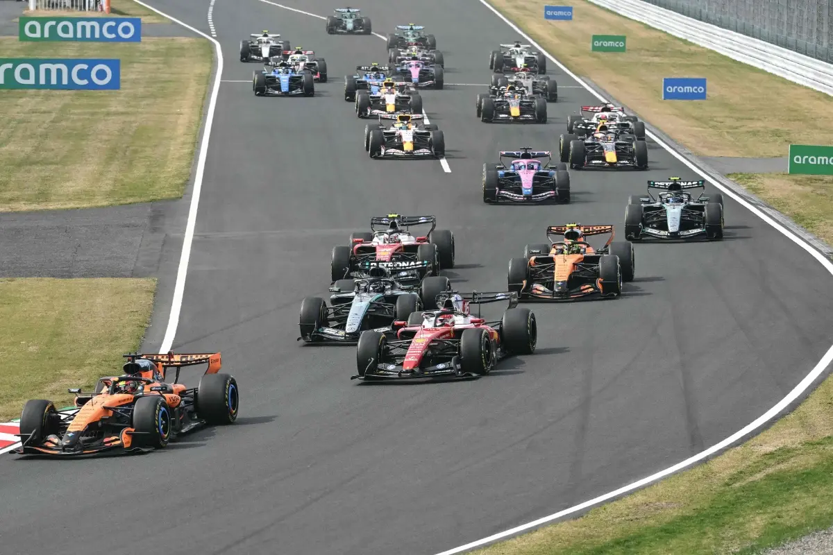 McLaren's Australian driver Oscar Piastri (L) leads during the Formula One Japanese Grand Prix at the Suzuka circuit in Suzuka.| Photo: AFP