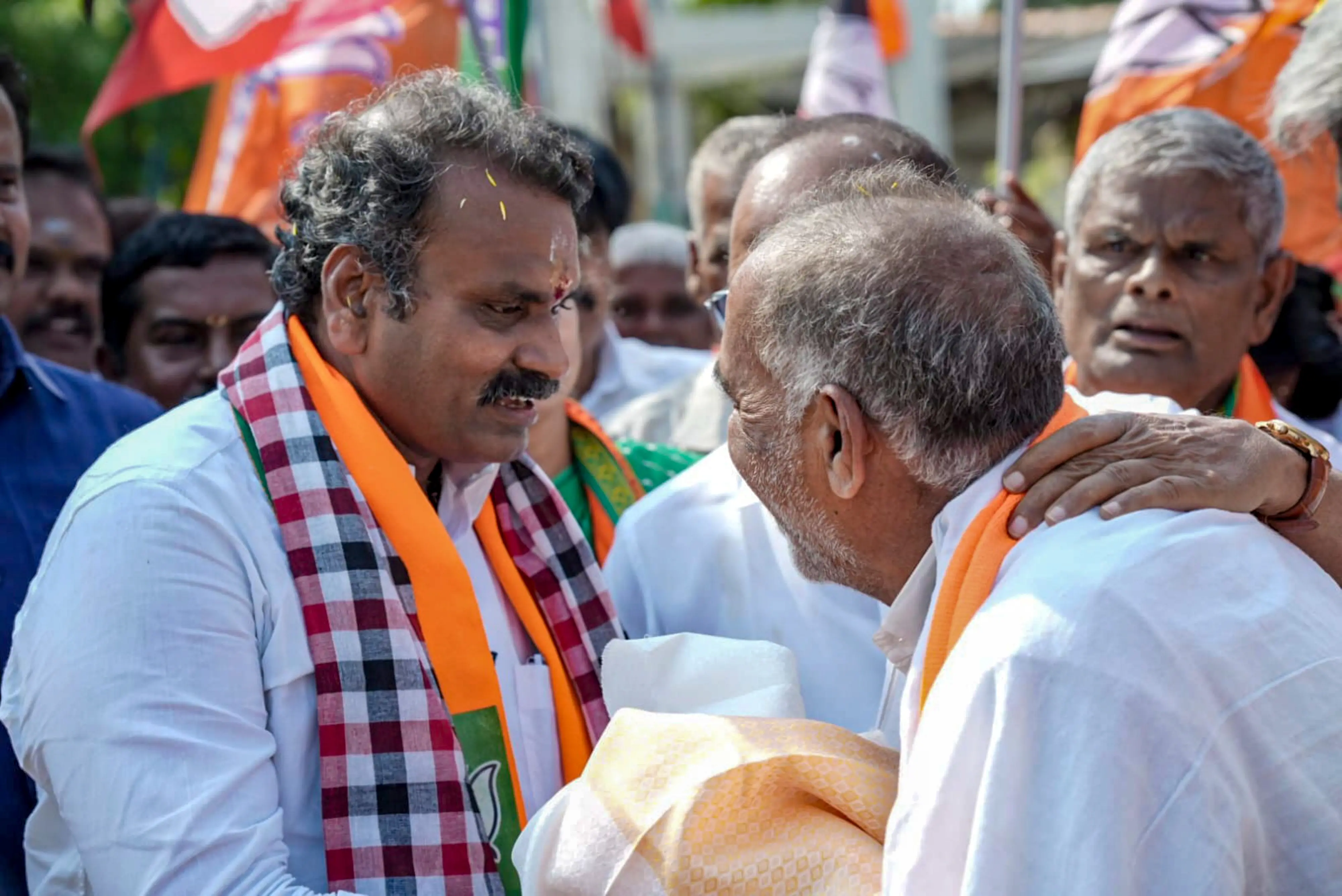 TN polls: BJP MP L Murugan fries 'bonda' during election campaigning in Sevur