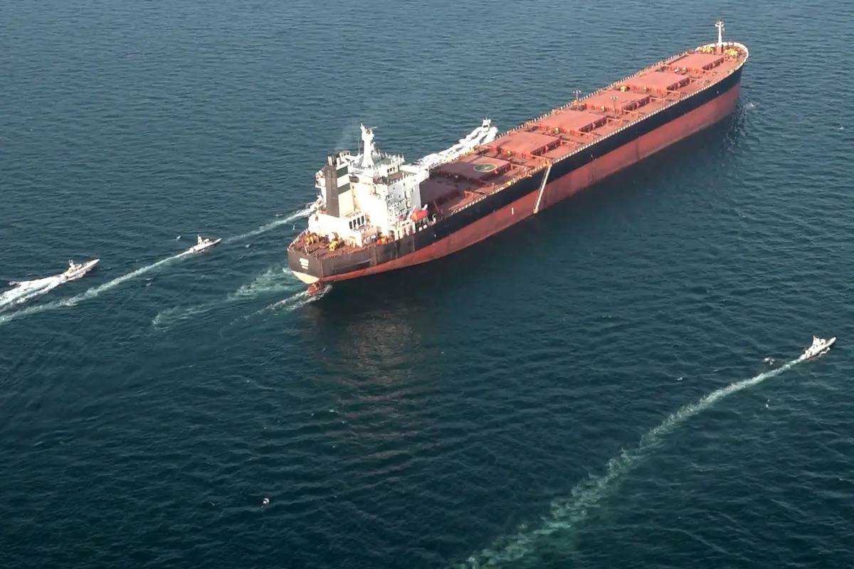 This handout photo released by Iran's Revolutionary Guards Corps (IRGC)'s official website Sepanews shows boats manoeuvering around a tanker vessel during a military exercise by members of the IRGC and navy in the Strait of Hormuz. | Photo: AFP