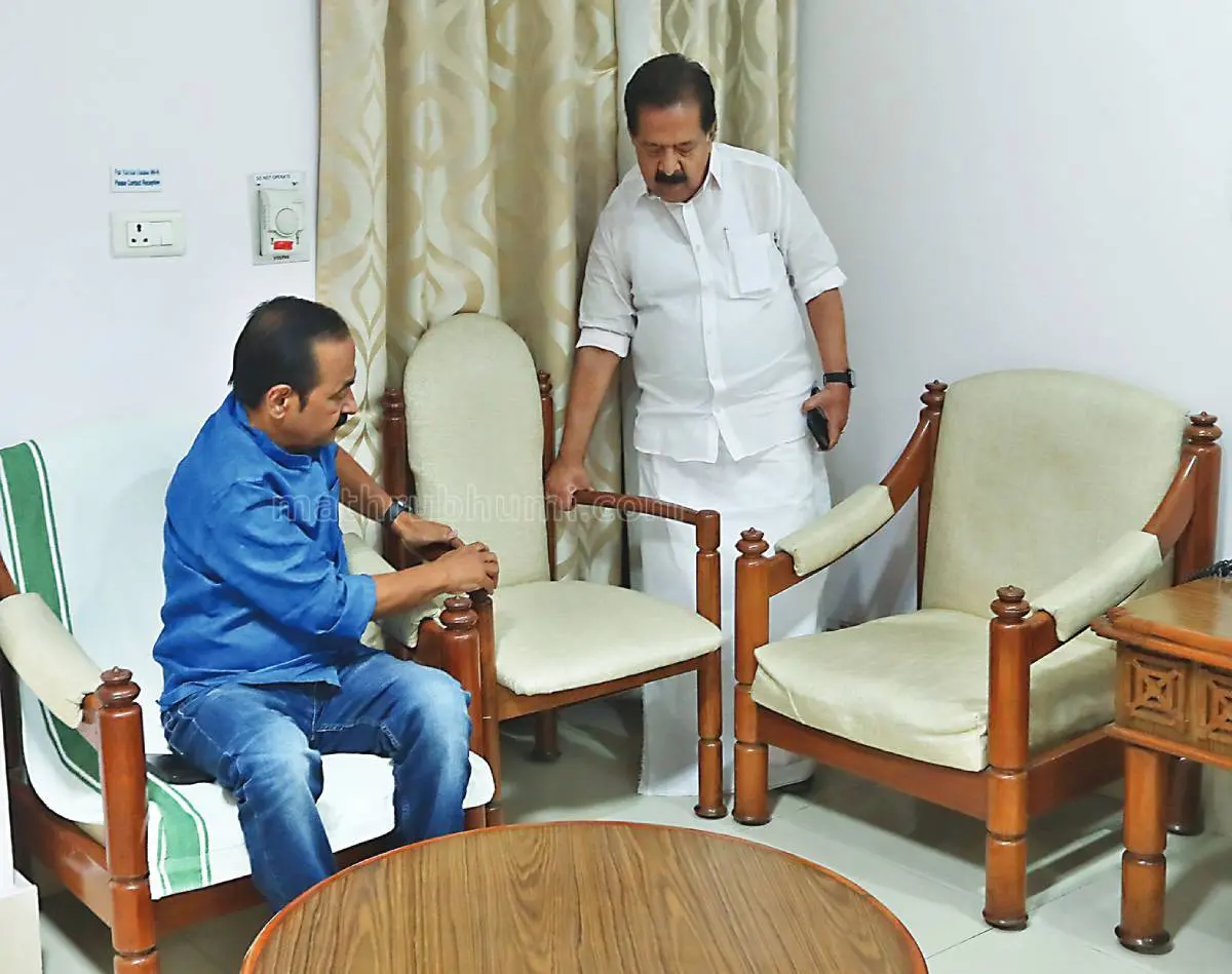 പ്രതിപക്ഷ നേതാവ് വിഡി സതീശനും രമേശ് ചെന്നിത്തലയും ഡല്ഹിയിലെ കേരള ഹൗസില് (ഫയല് ചിത്രം) |ഫോട്ടോ:മാതൃഭൂമി