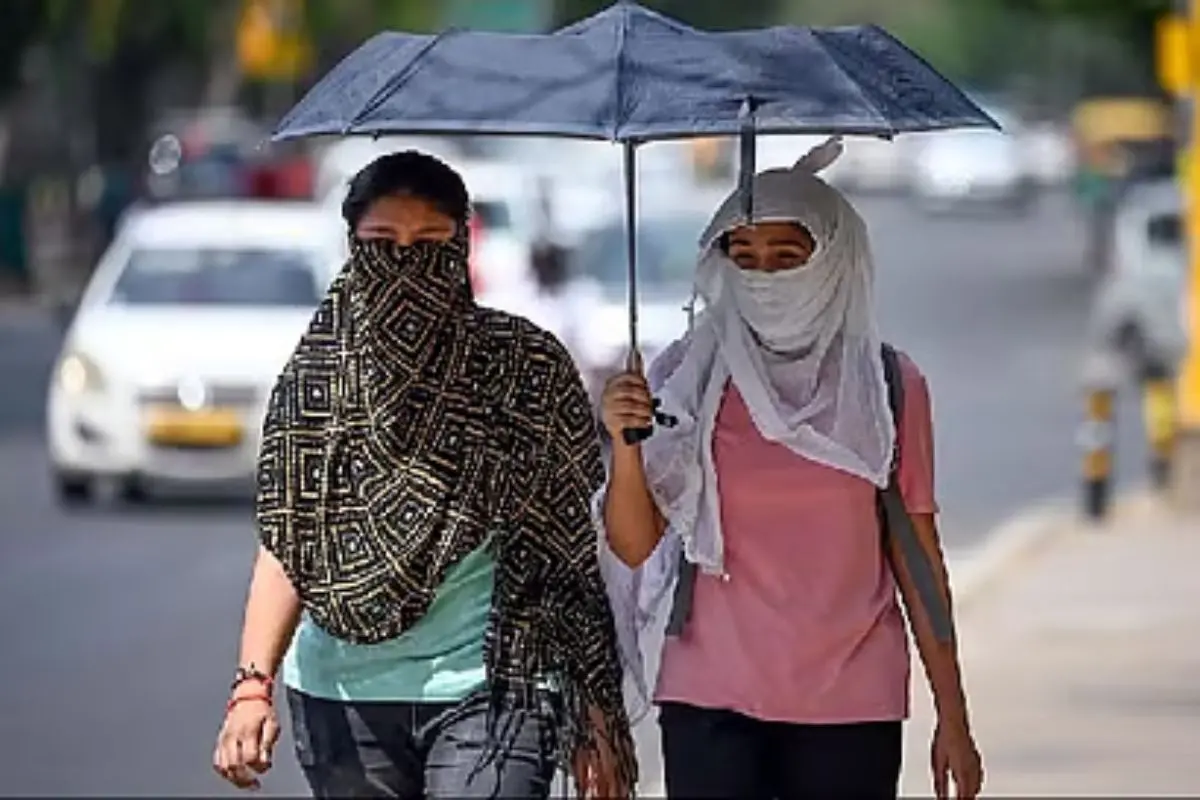 People shield themselves from the scorching heat using scarves and umbrellas as temperatures soar during Poila Baisakh in Kolkata. (Representative image: Canva)