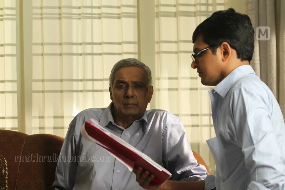 'ട്രാഫിക്' സിനിമയുടെ ലൊക്കേഷനിൽ തിരക്കഥാകൃത്ത് സഞ്ജയ് ജോസ് പ്രകാശുമായി|ഫോട്ടോ: lifas rahman