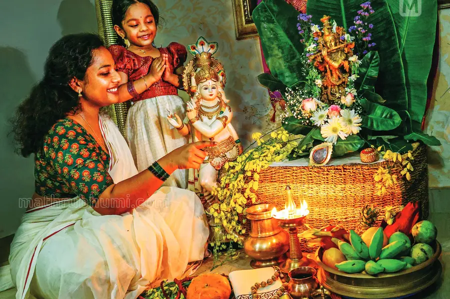 കണിയും കൈനീട്ടവും ഒരുക്കി.. വിഷുവിനെ വരവേറ്റ് മലയാളികൾ