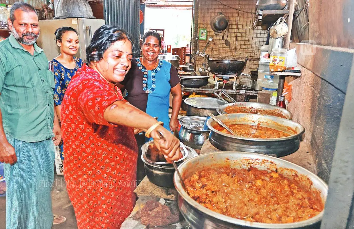 ശ്രീലേഖ ഭര്ത്താവ് സജീവിനും ജീവനക്കാര്ക്കുമൊപ്പം ഹോട്ടലില് | Photo: Mathrubhumi