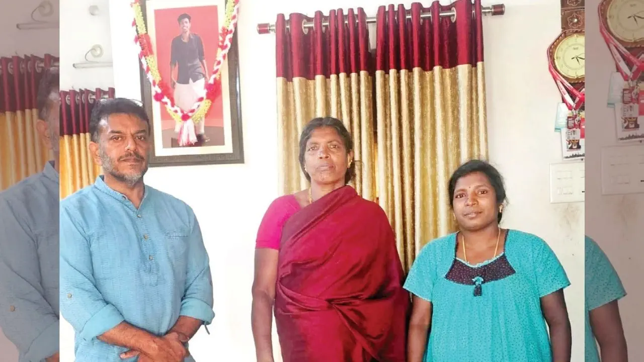 വി.എ. അരുൺകുമാർ വട്ടവടയിലെ വീട്ടിലെത്തി അഭിമന്യുവിന്റെ അമ്മയെയും സഹോദരിയെയും കണ്ടപ്പോൾ (അരുൺകുമാർ ഫെയ്സ്ബുക്കിൽ പങ്കുവെച്ചത്)