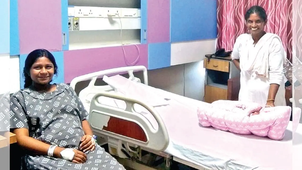 പ്രീതിയും (ഇരിക്കുന്നത്) കുഞ്ഞും ചേർത്തലയിലെ ആശുപത്രിയിൽ