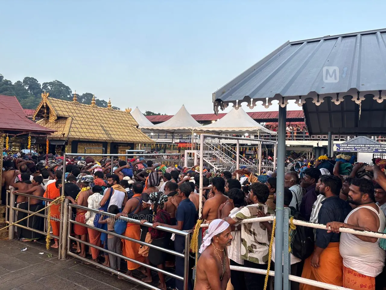 വിഷുപ്പുലരിയിൽ ശബരിമലയിലെ തീർഥാടക പ്രവാഹം | ഫോട്ടോ: അരവിന്ദ് ലെനിൻ/മാതൃഭൂമി