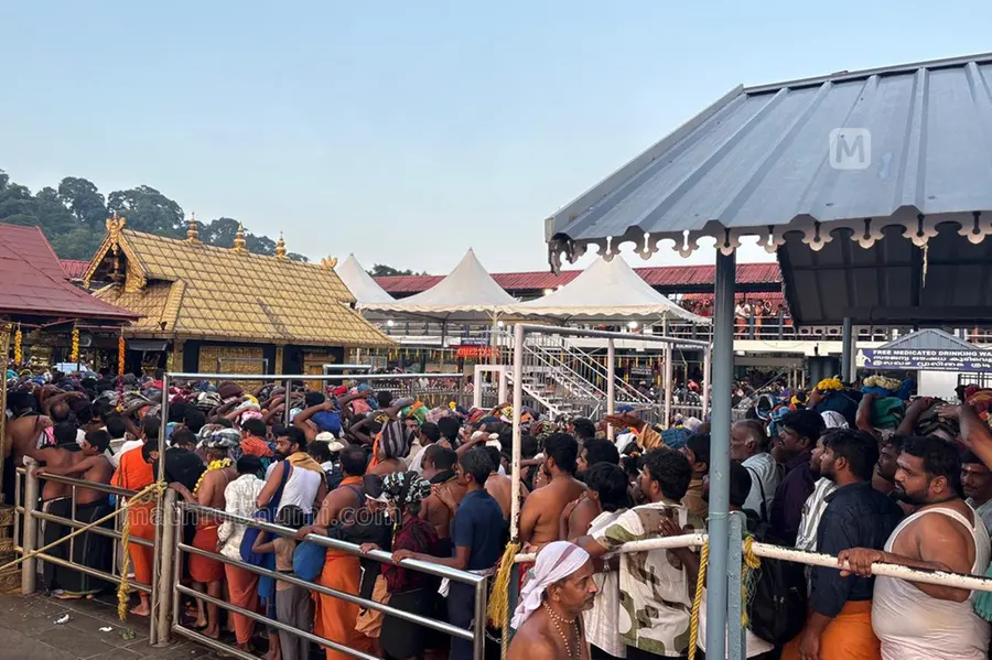 അയ്യപ്പനു മുന്നിൽ കണി കണ്ട് ഭക്തർ; വിഷുപ്പുലരിയിൽ ശബരിമലയിൽ തീർഥാടക പ്രവാഹം