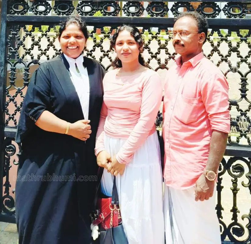 ഹൈക്കോടതിയില് അഭിഭാഷകയായി എന്റോള് ചെയ്തശേഷം ഷിനില ഭര്ത്താവ് വിനോദിനും മകള് അല്നയ്ക്കുമൊപ്പം | Photo: Mathrubhumi