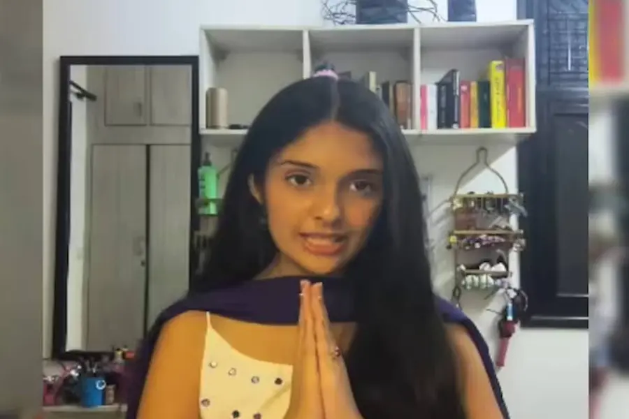 സ്ലീവ് ലെസ് വസ്ത്രം ധരിച്ചതിനാൽ വേദിയിൽ പ്രവേശിക്കുന്നതിൽ നിന്ന് വിലക്കി, ആരോപണവുമായി വിദ്യാർഥിനി