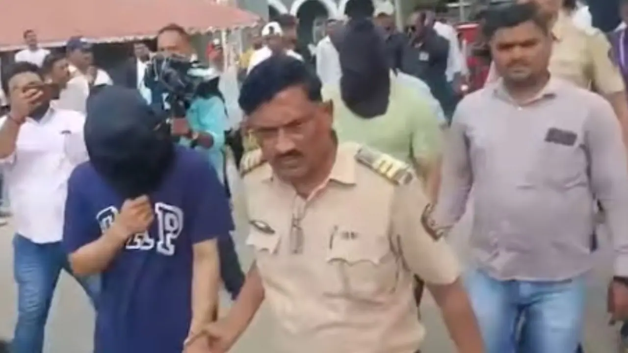 പ്രതികളെ പോലീസ് അറസ്റ്റുചെയ്ത് കൊണ്ടുപോകുന്നു | Image credit: IANS