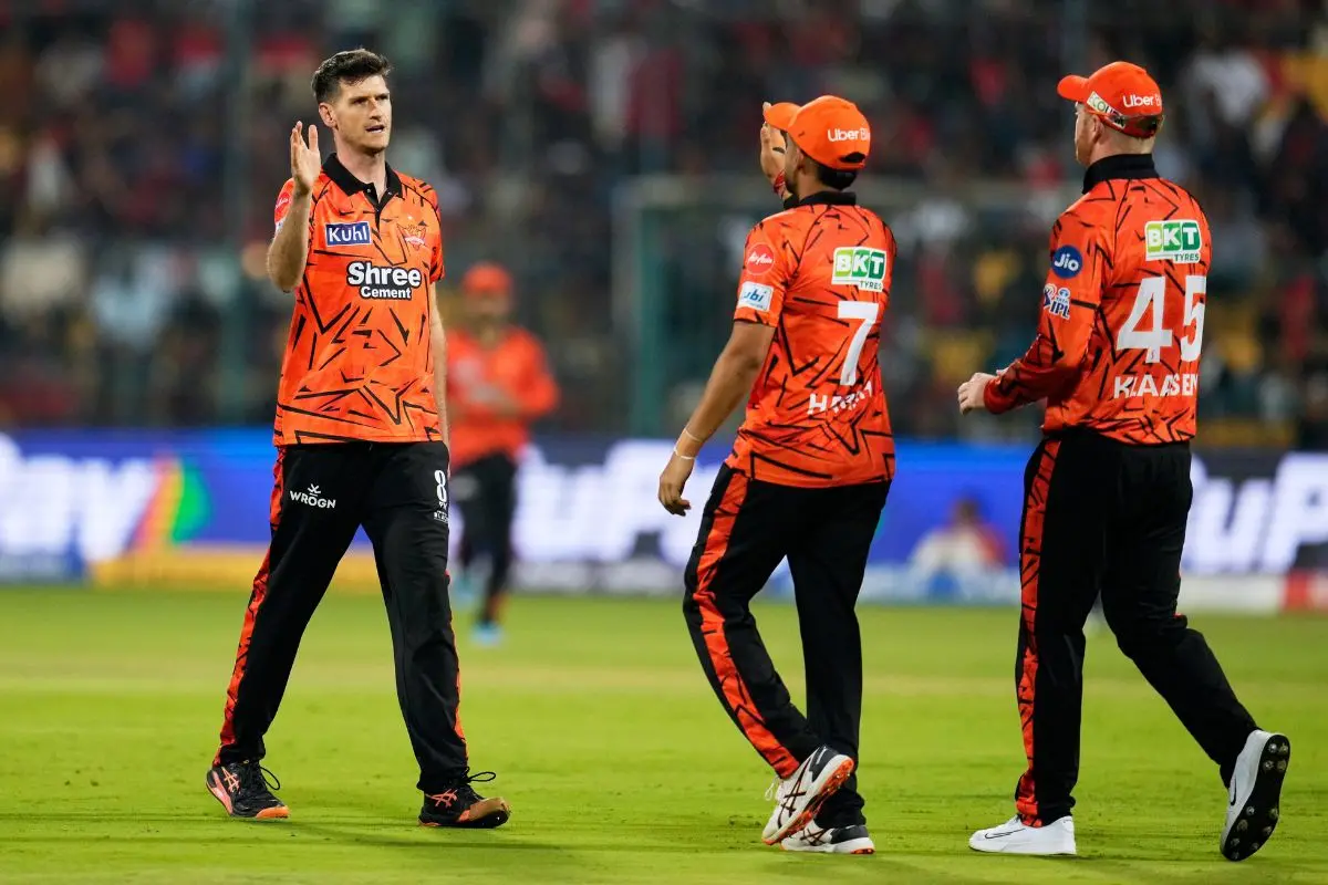Sunrisers Hyderabad's David Payne, left, with teammates (File photo: AP)