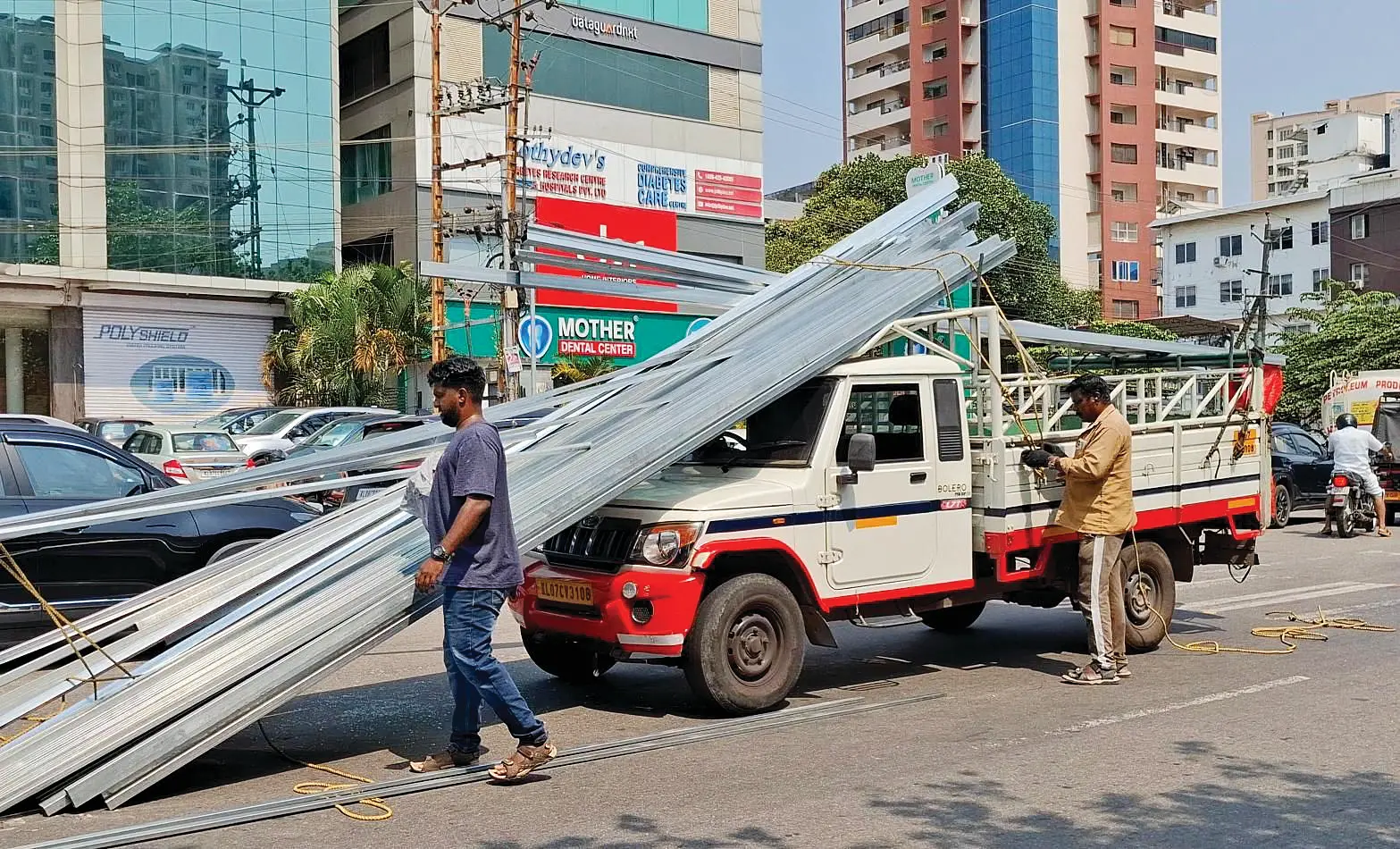 വള്ളത്തോൾ ജങ്ഷനുസമീപം പിക്കപ്പ് വാനിൽനിന്ന് കെട്ടഴിഞ്ഞ് റോഡിലേക്ക് ചരിഞ്ഞുവീണ സ്റ്റീൽ പൈപ്പുകൾ