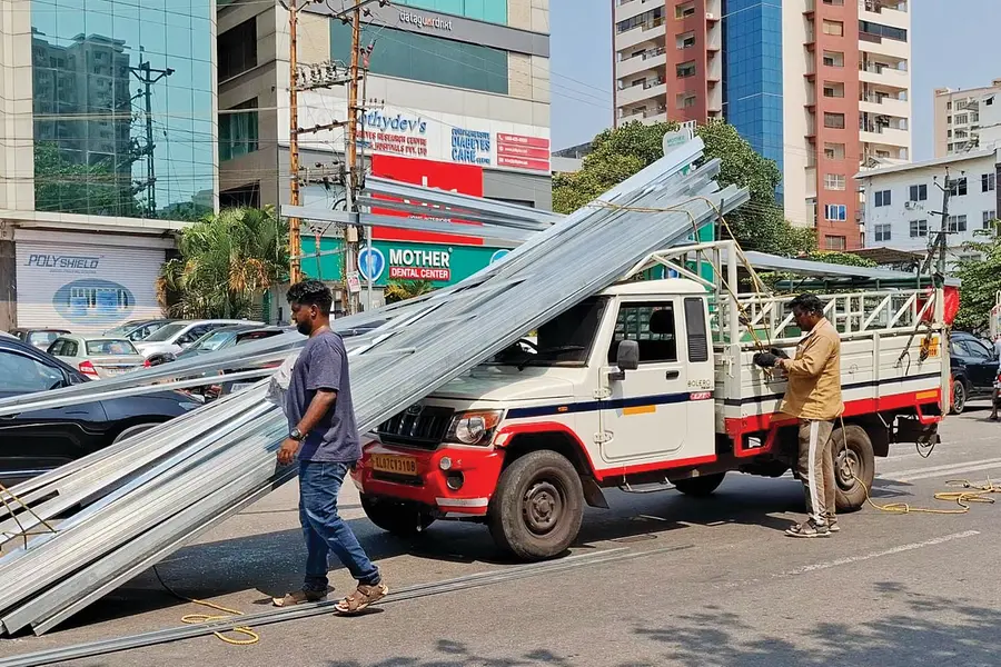പിക്കപ്പ് വാനിൽനിന്നും പൈപ്പുകൾ കാറിലേക്ക് തുളച്ചുകയറി; വിദ്യാർഥികൾ രക്ഷപ്പെട്ടത് തലനാരിഴയ്ക്ക്