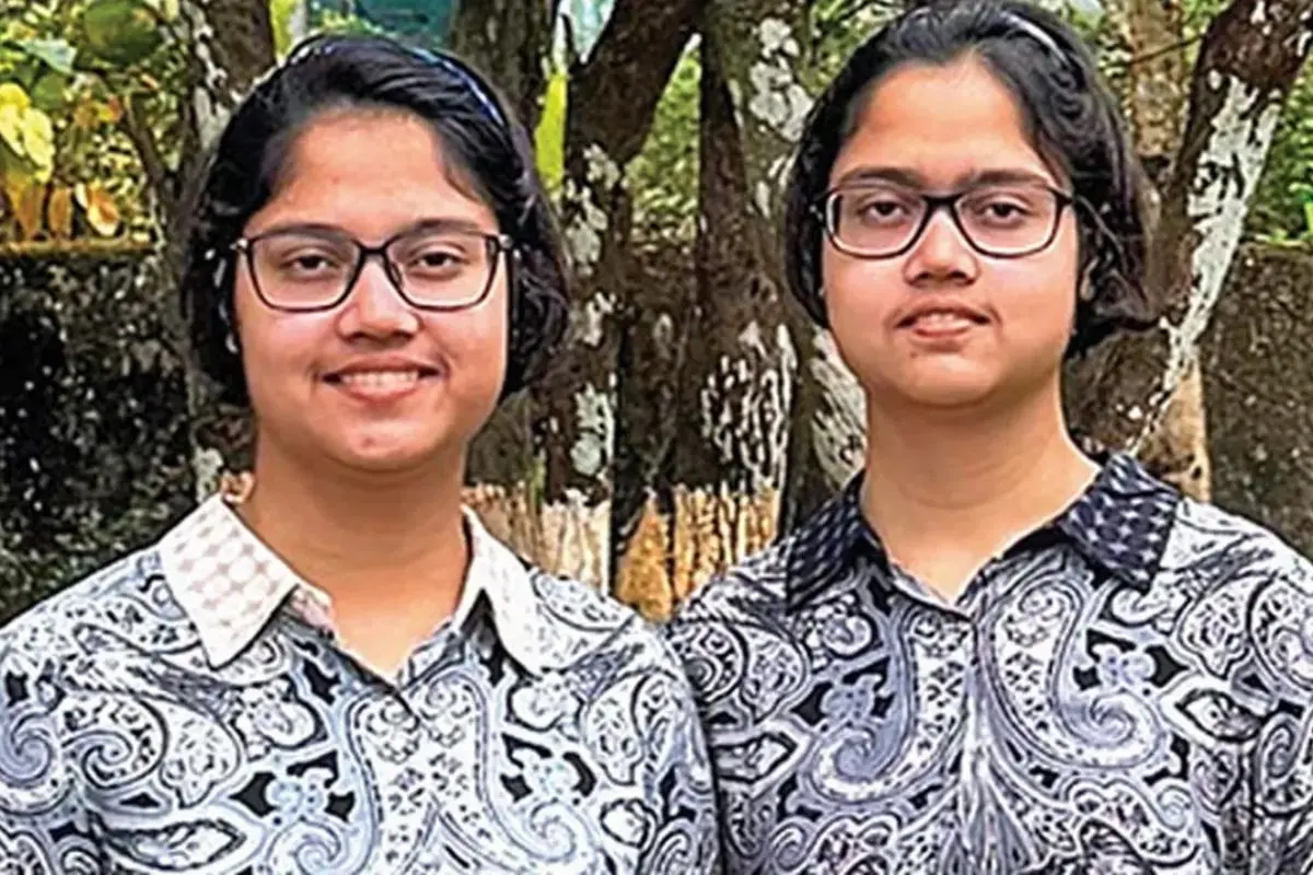 Anisha Ghosh (left), who scored a perfect 500/500 in CBSE Class 10, poses with her twin sister Anishka Ghosh. (Photo: X)