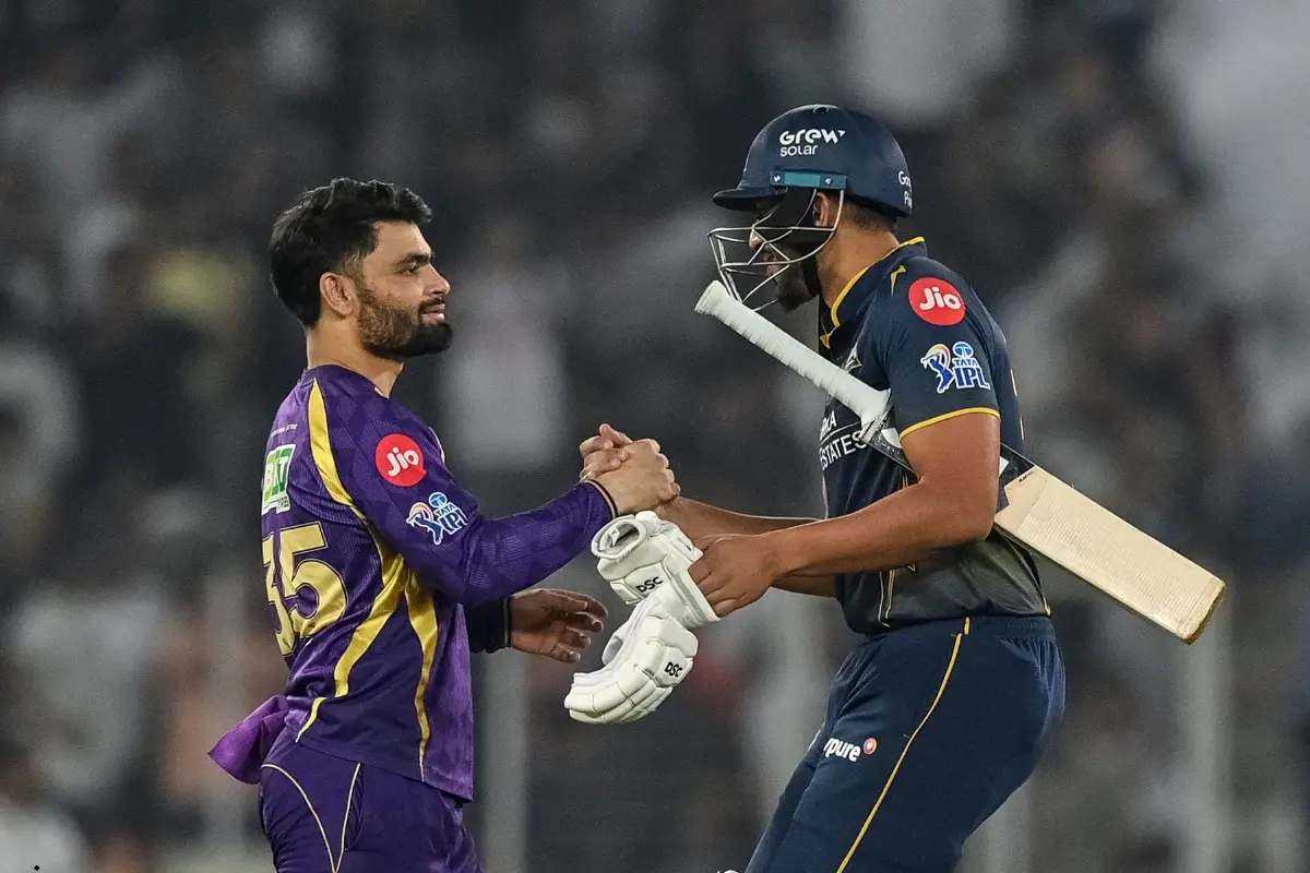 Kolkata Knight Riders' Indian cricket player Rinku Singh (L) congratulates Gujarat Titans' Indian cricket player M Shahrukh Khan for his team's win at the end of the 2026 Indian Premier League (IPL).| Photo: AFP