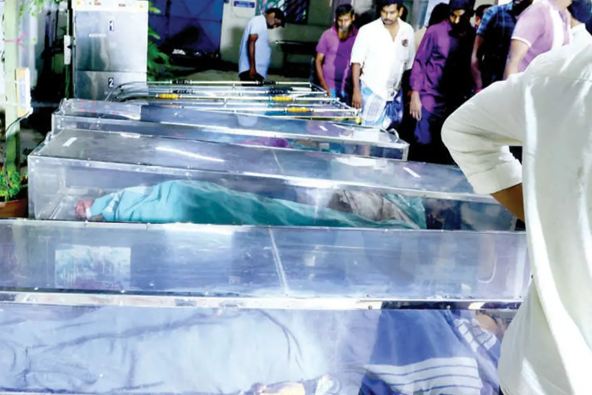 വാൽപ്പാറയിലുണ്ടായ അപകടത്തിൽ മരിച്ചവരുടെ മൃതദേഹങ്ങൾ പൊള്ളാച്ചി സർക്കാർ ആശുപത്രിയിൽ സൂക്ഷിച്ചിരിക്കുന്നു