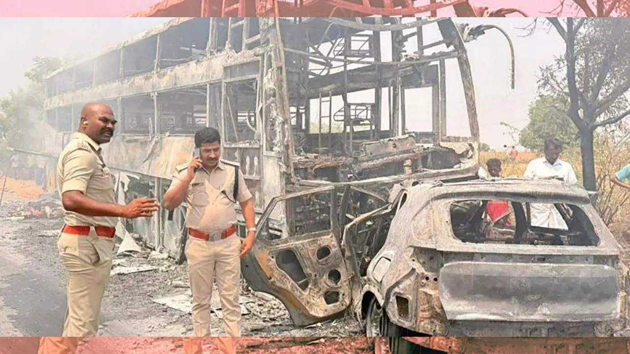 യാദ്ഗിർ ജില്ലയിലെ ഷോരാപൂരിൽ അപകടത്തിൽപ്പെട്ട കാറും സ്വകാര്യബസും കത്തിയമർന്ന നിലയിൽ