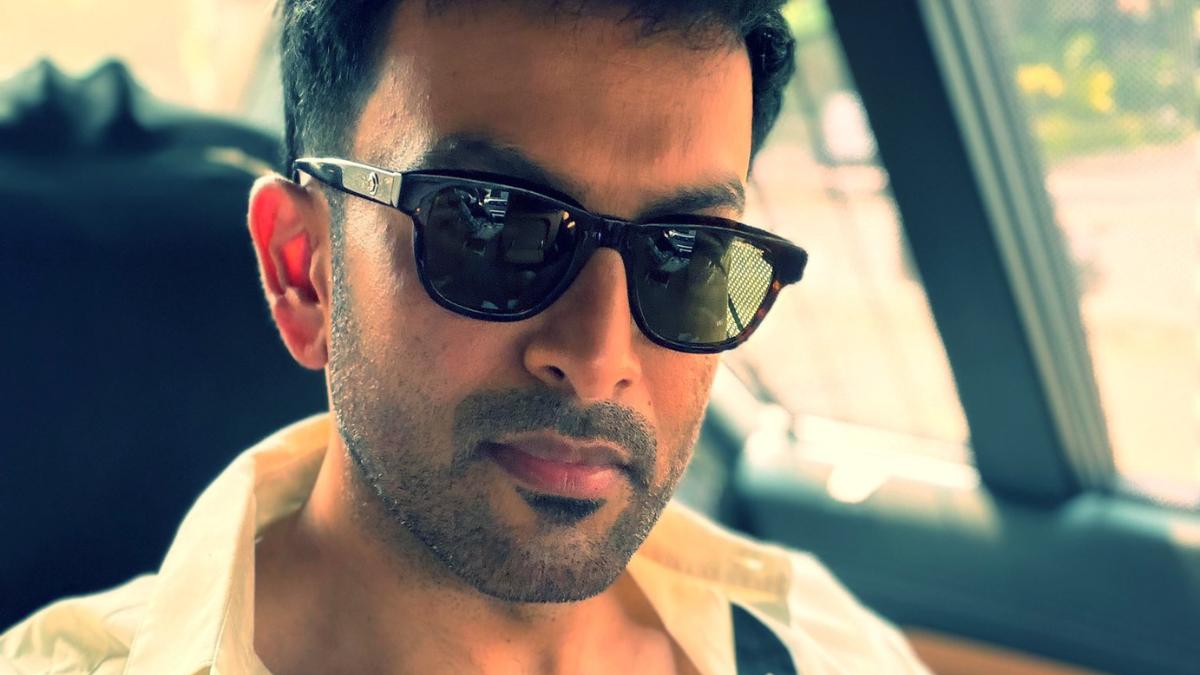 Prithviraj Sukumaran drops new ‘Khalifa’ look, teases Aamir Ali’s past