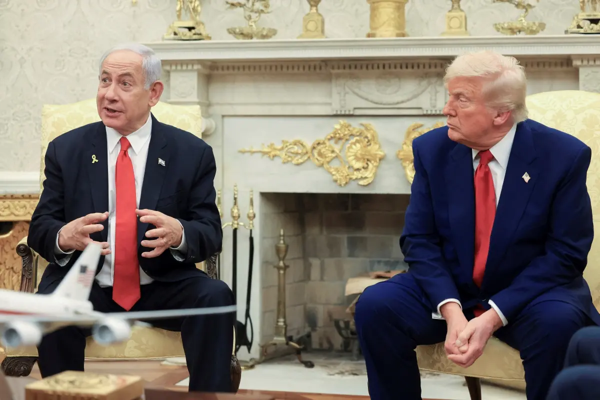 President Donald Trump, right, listens as Israel's Prime Minister Benjamin Netanyahu speaks during a meeting in the Oval Office at the White House | Photo: AP