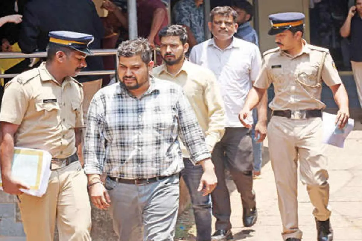 അഞ്ചരക്കണ്ടി ഡെൻറൽ കോളേജ് വിദ്യാർഥി നിതിൻ രാജിന്റെ മരണത്തെത്തുടർന്ന് പിടിയിലായ ലോൺ ആപ്പ് നടത്തിപ്പുകാരായ പ്രശാന്ത് ഖേവൽ, ഋഷികേശ് തിവാരി, പ്രകാശ് ജയ് എന്നിവരെ കണ്ണൂർ കോടതിയിൽനിന്ന് പോലീസ് കൊണ്ടുപോകുന്നു