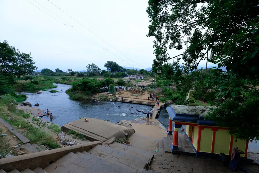 ഇടതുകൈയിലെ വലിയൊരുഭാഗം തുരന്നു പോയതുപോലിരിക്കുന്നു, കരടി കടിച്ചെടുത്തതാണെന്നും പറഞ്ഞു അയാൾ നടന്നു